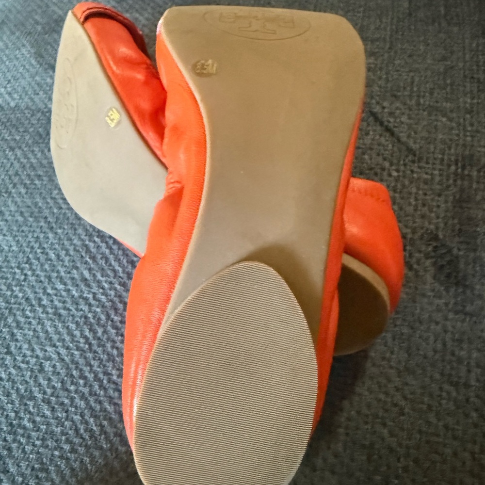 Tory Burch Ambrose Gold Logo Reva Cap Toe Ballet Flats Orange Leather size 8.5M - Picture 3 of 3